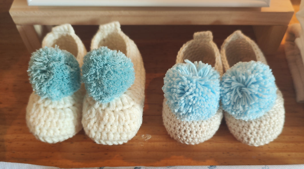 Sapatinhos pompom cru/azul